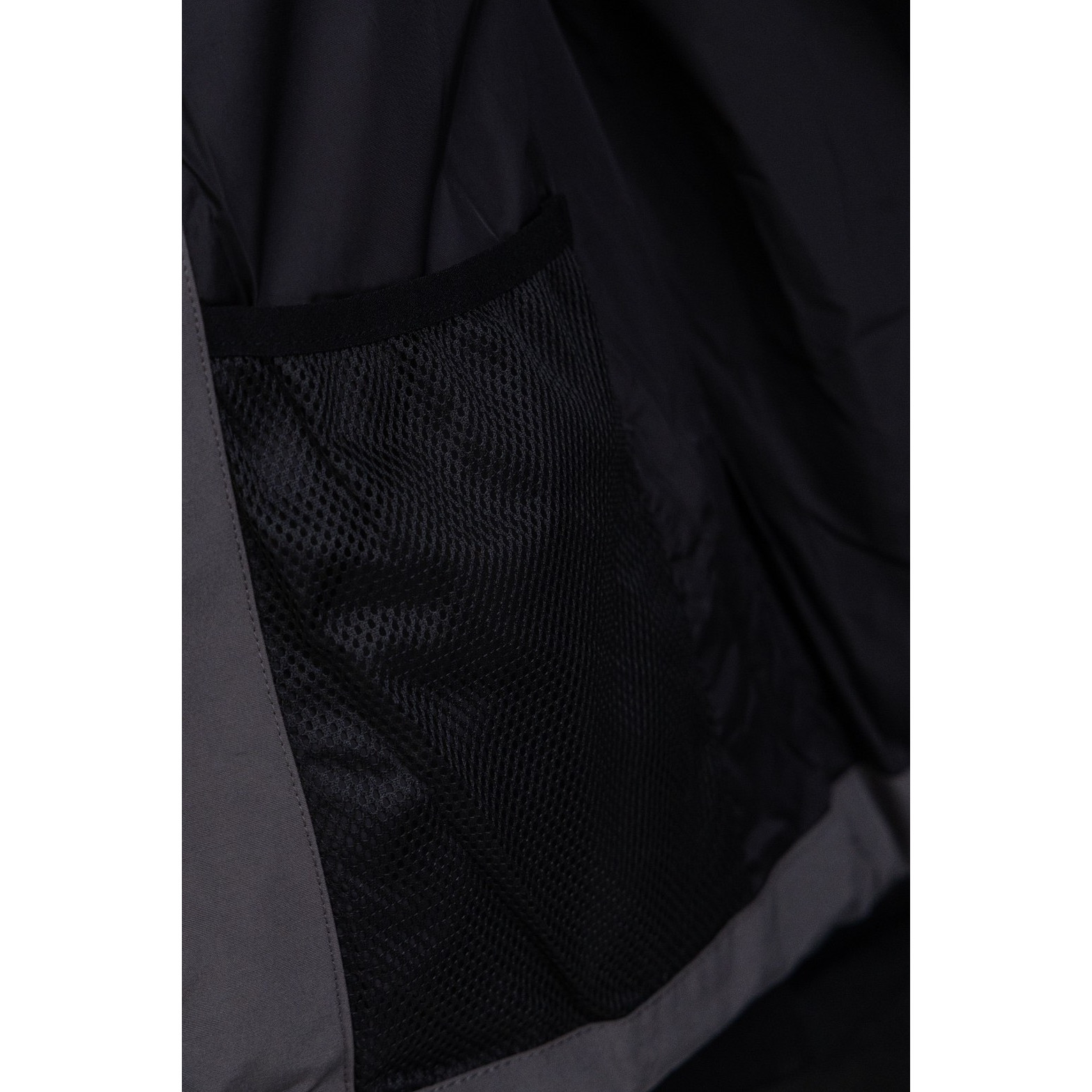 <p>Canada Goose 顶级狼毛Wyndham 2048M &nbsp;29款 系列派克大衣羽绒服(灰色黑标)</p>
