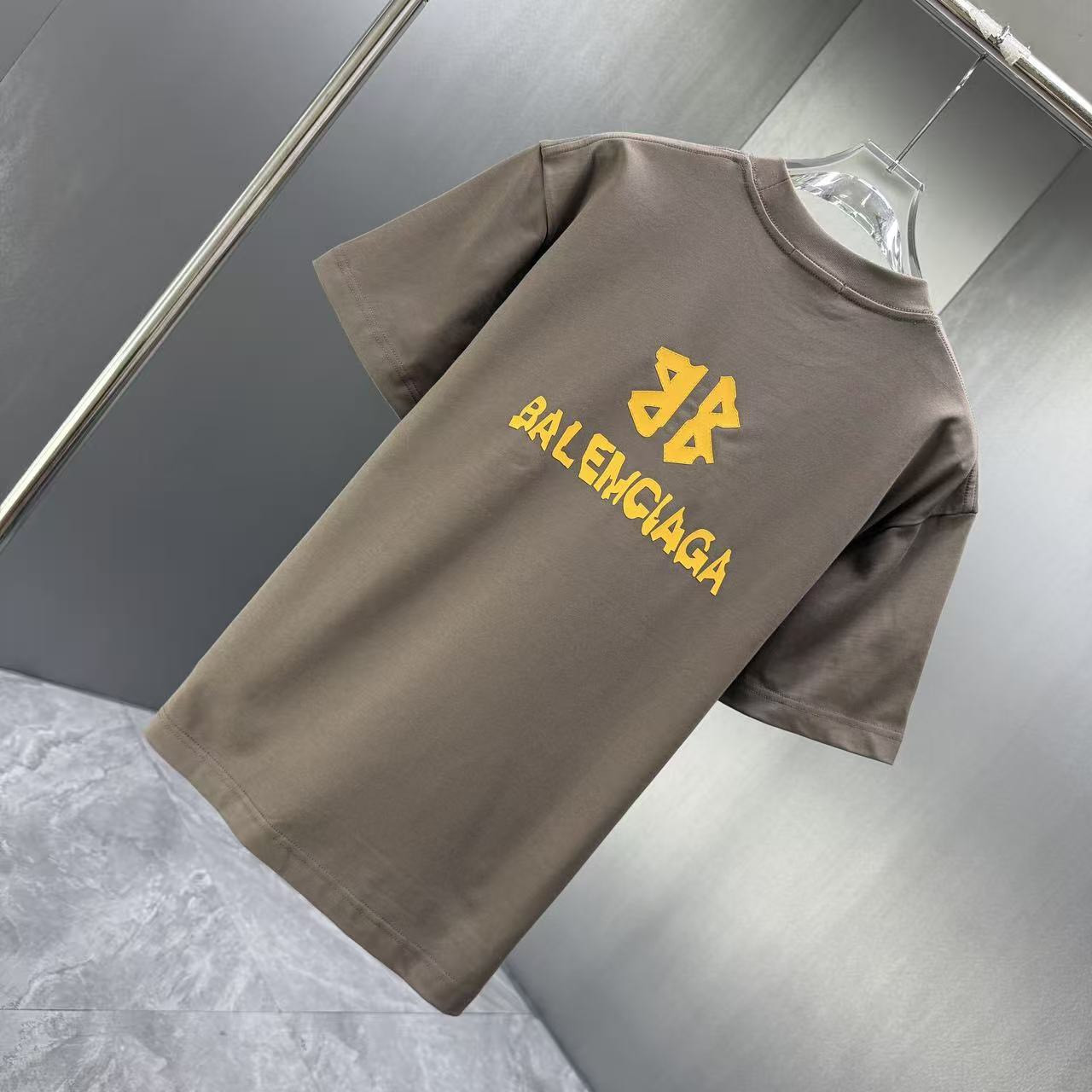 <p>Balenciaga 短袖T恤(棕)</p>
