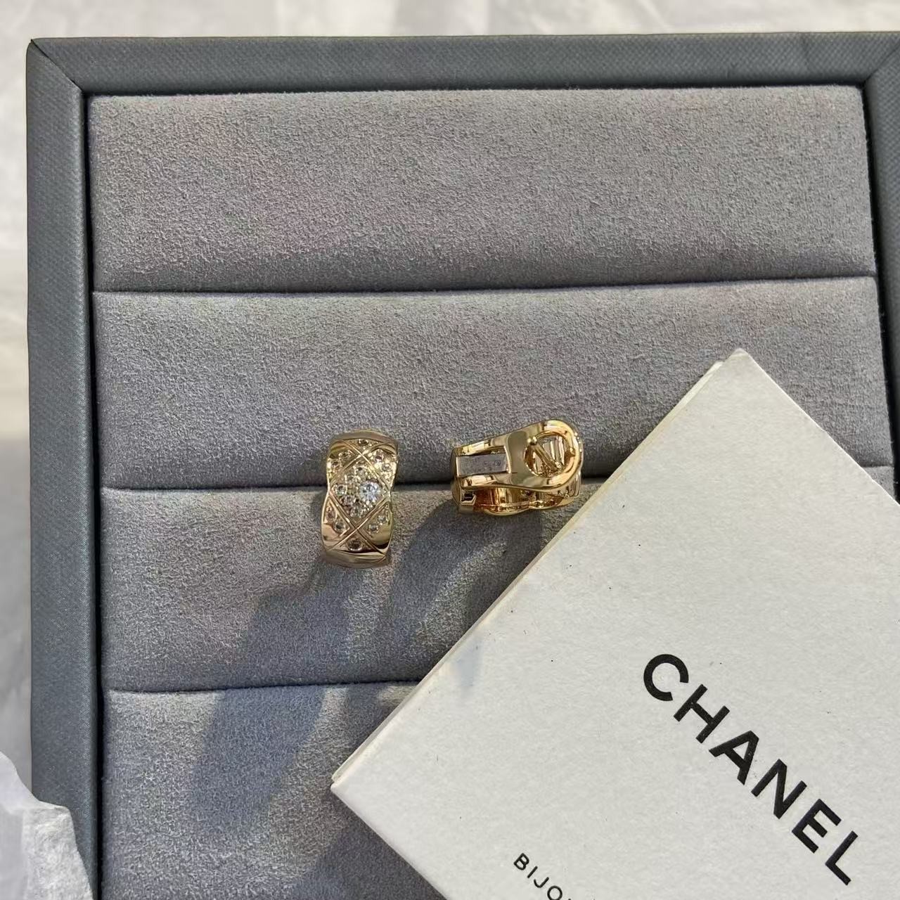 <p>CHANEL&nbsp; 菱格带钻/光面耳环</p>