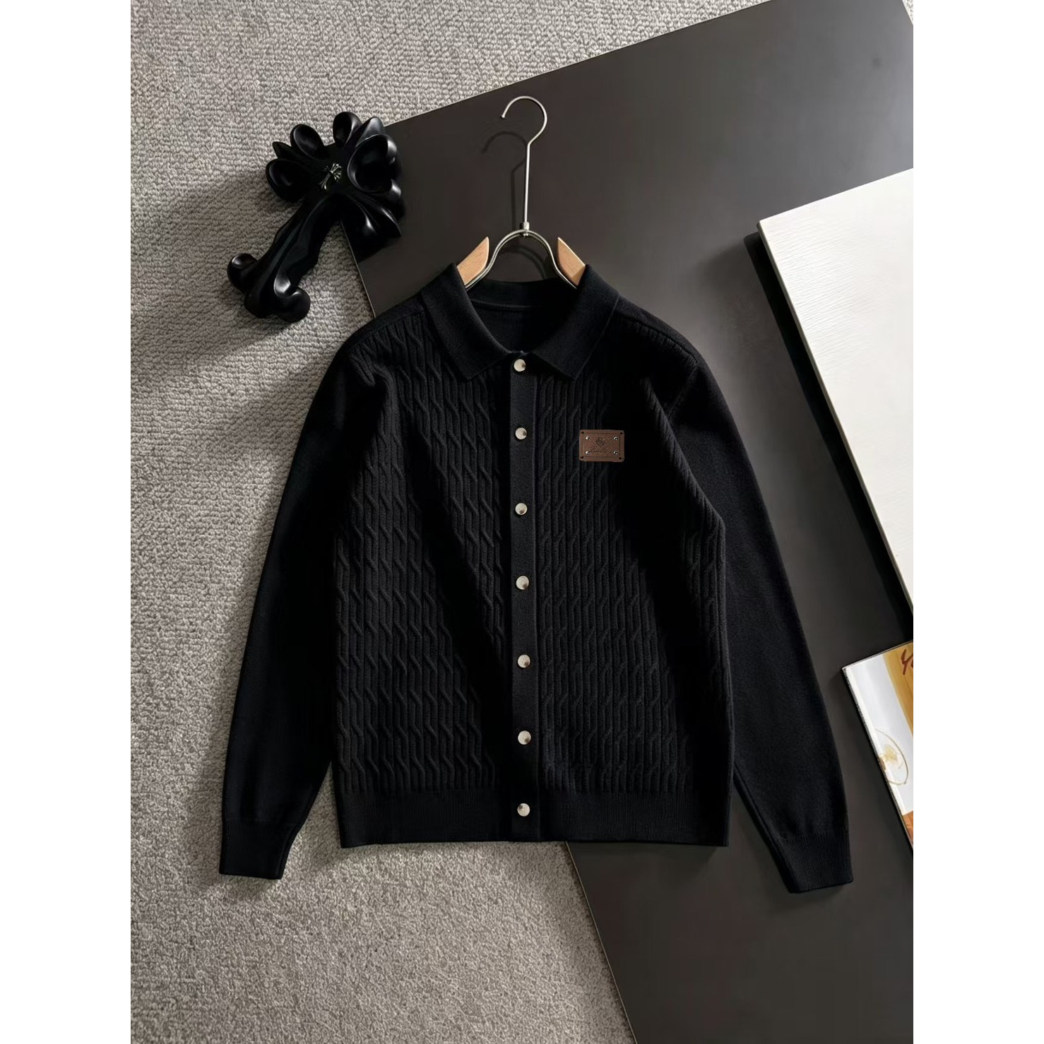<p>Loro Piana 男士翻领针织外套(黑)</p>
