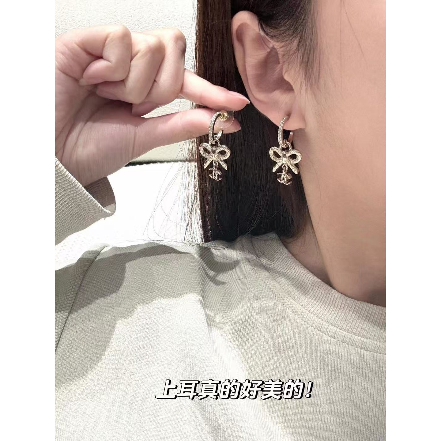 <p>CHANEL&nbsp;蝴蝶结吊双C耳环</p>
