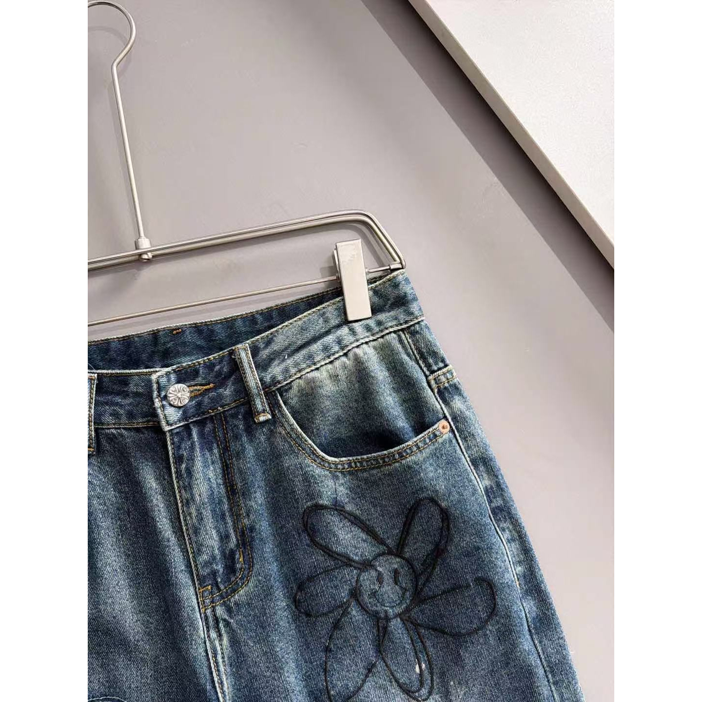 <p>CHROME HEARTS 四季款经典牛仔裤直筒长裤(藍)</p>