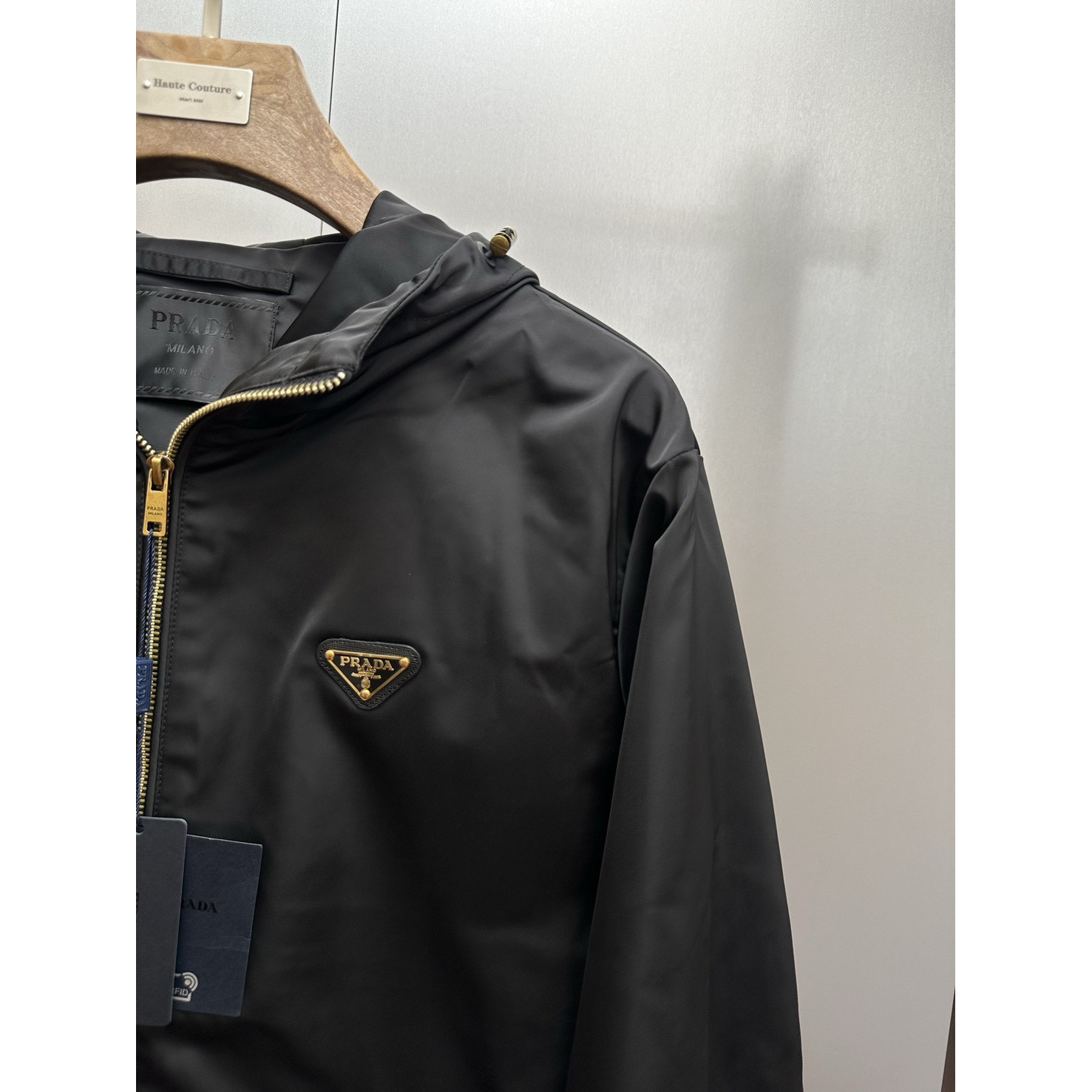 <p>Prada 三角标连帽尼龙防风夹克(黑)</p>