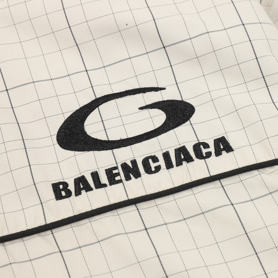 <p>Balenciaga 刺绣立领半拉链格纹夹克外套</p>