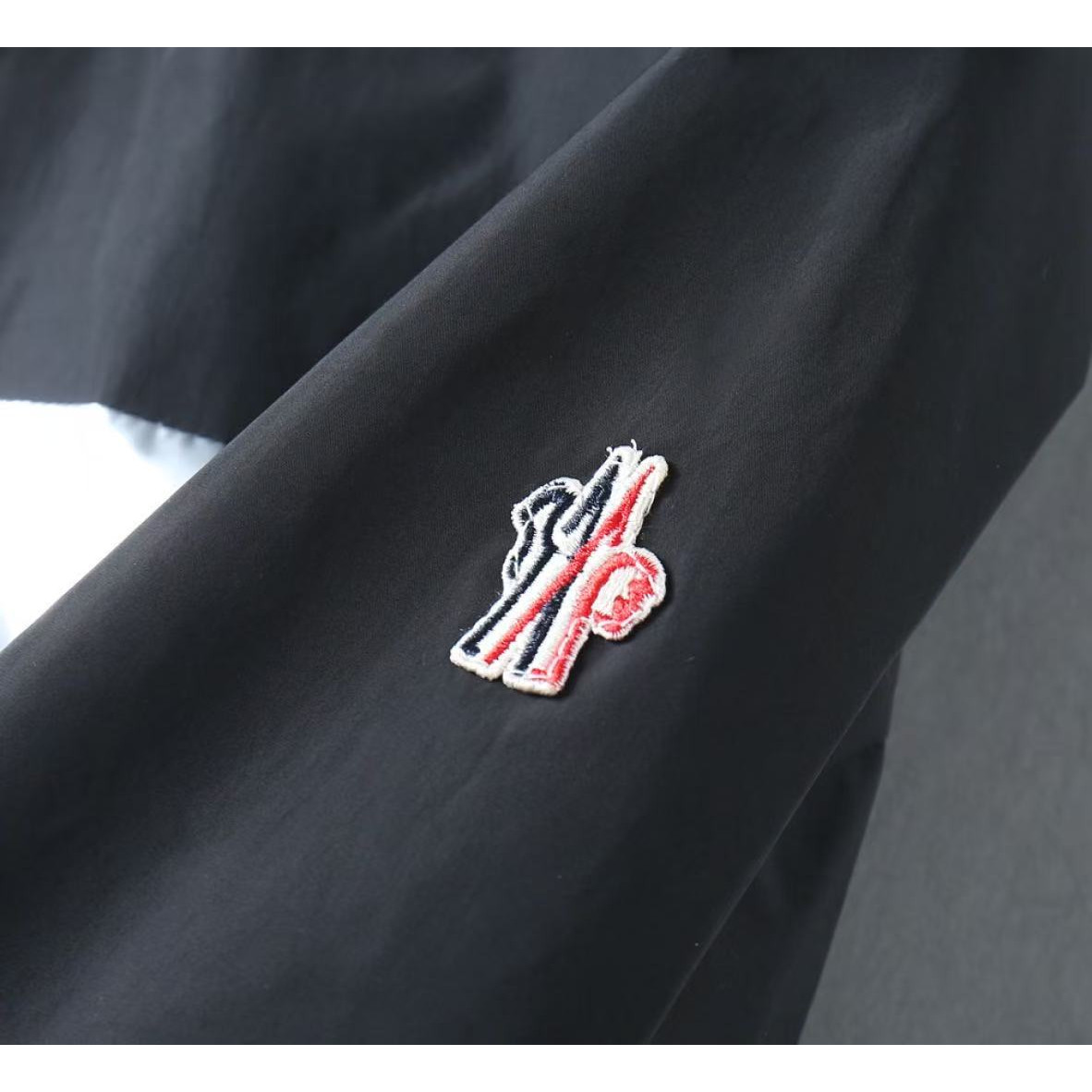 <p>MONCLER 男士夹克外套(800831)</p>