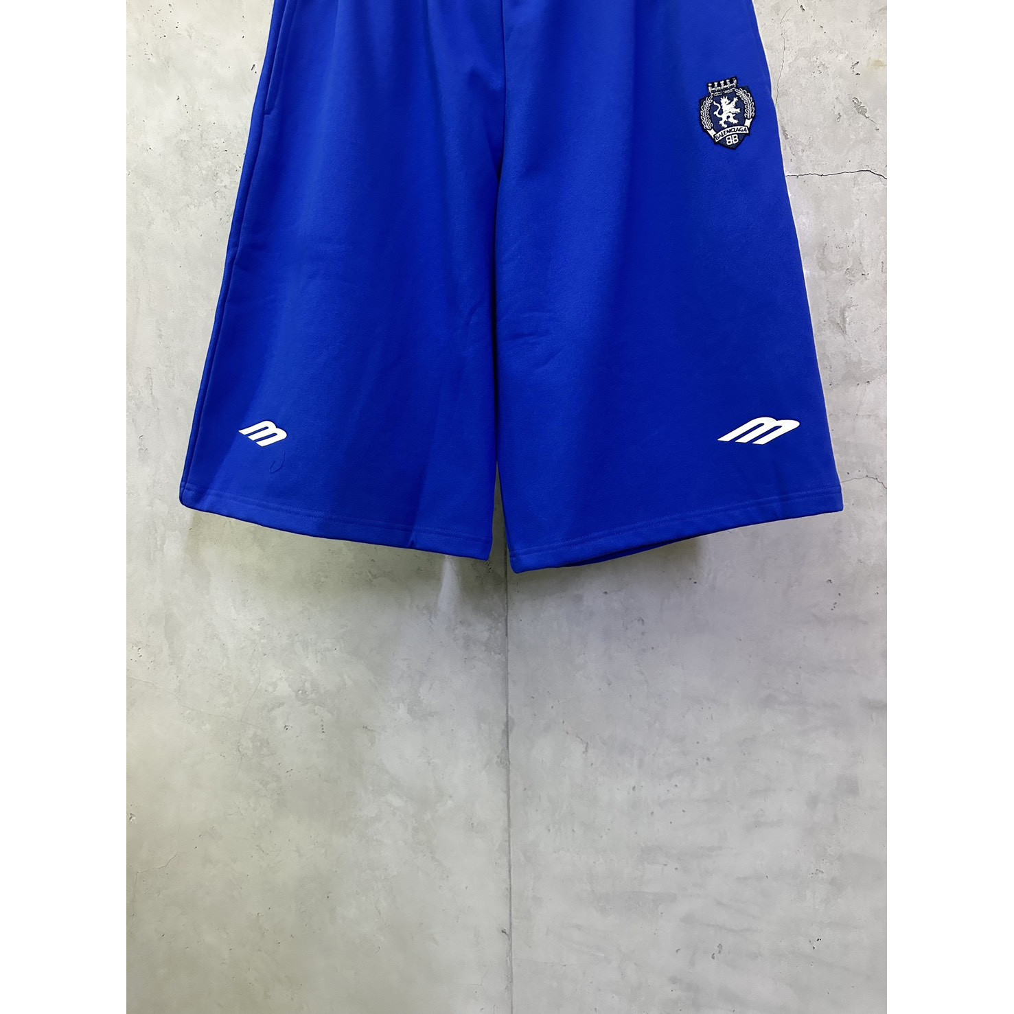 <p>Balenciaga Football系列七分休闲裤(藍)</p>