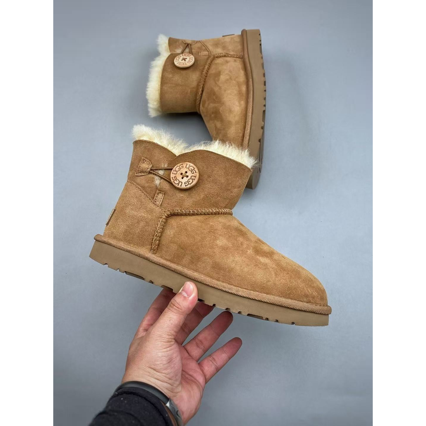 <p>UGG MINI BAILEY BUTTON II 雪地靴女靴&nbsp;&nbsp;</p>