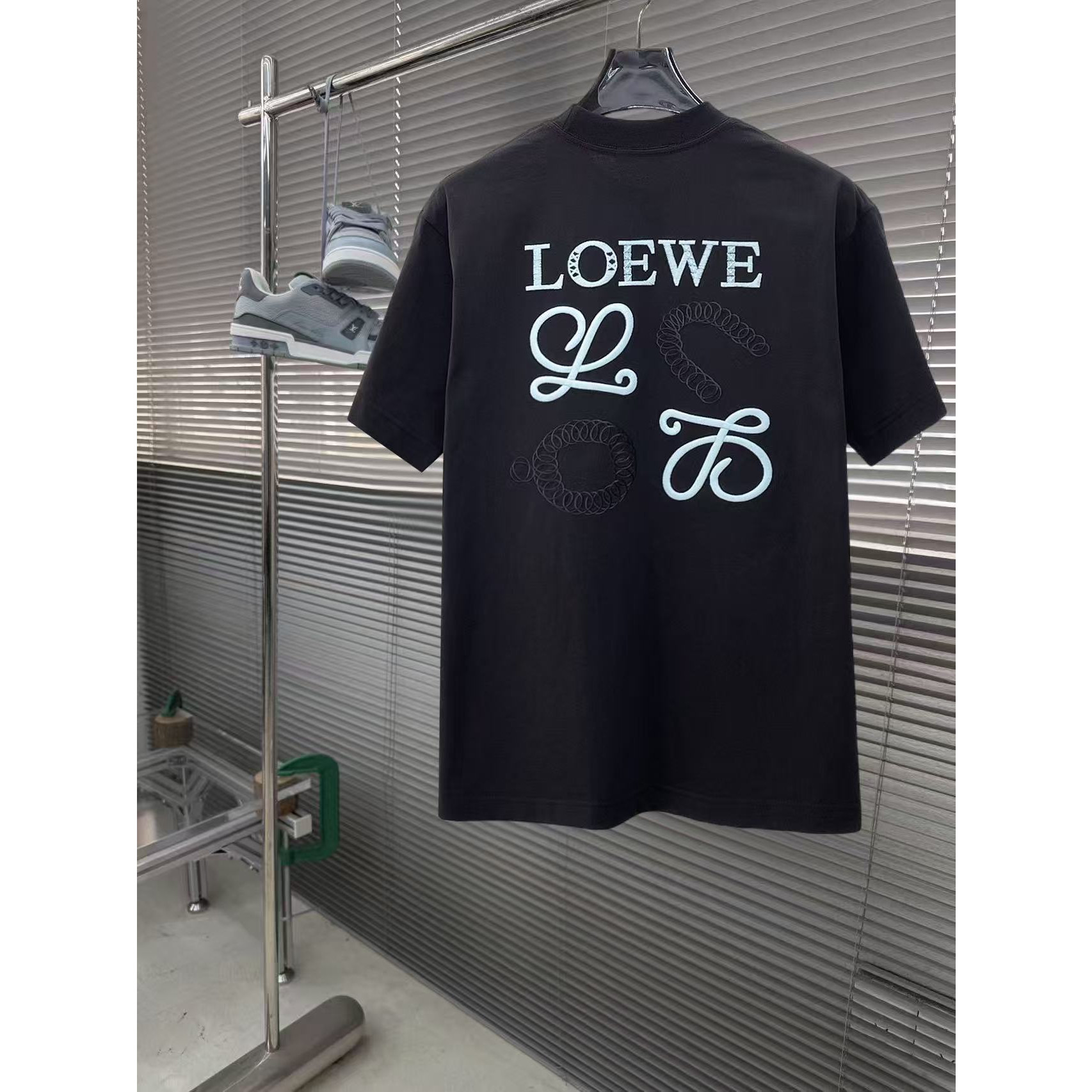 <p>LOEWE&nbsp;专柜新款短袖T恤(黑)</p>