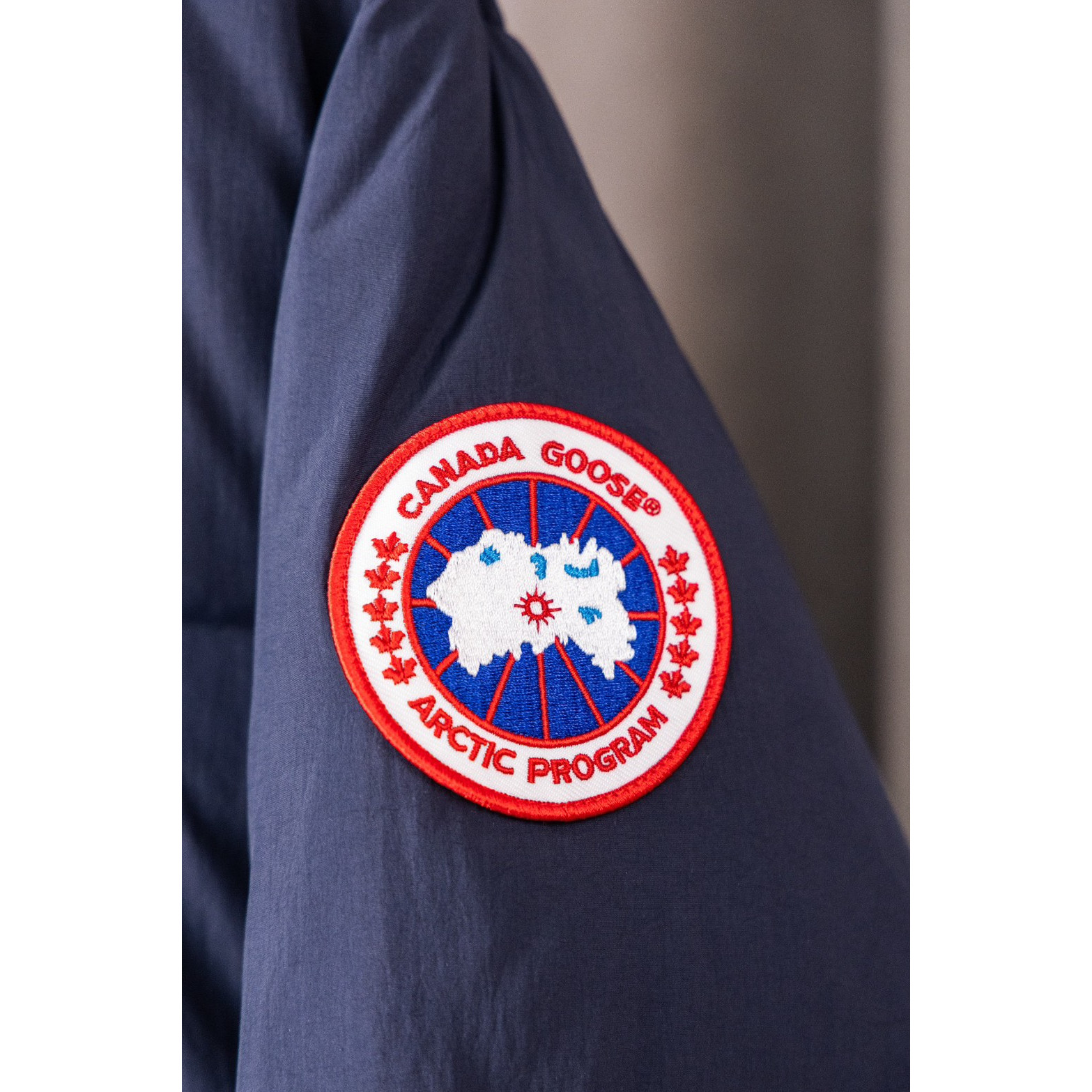 <p>Canada Goose Lawrence 系列2802立领羽绒服(军绿)</p>