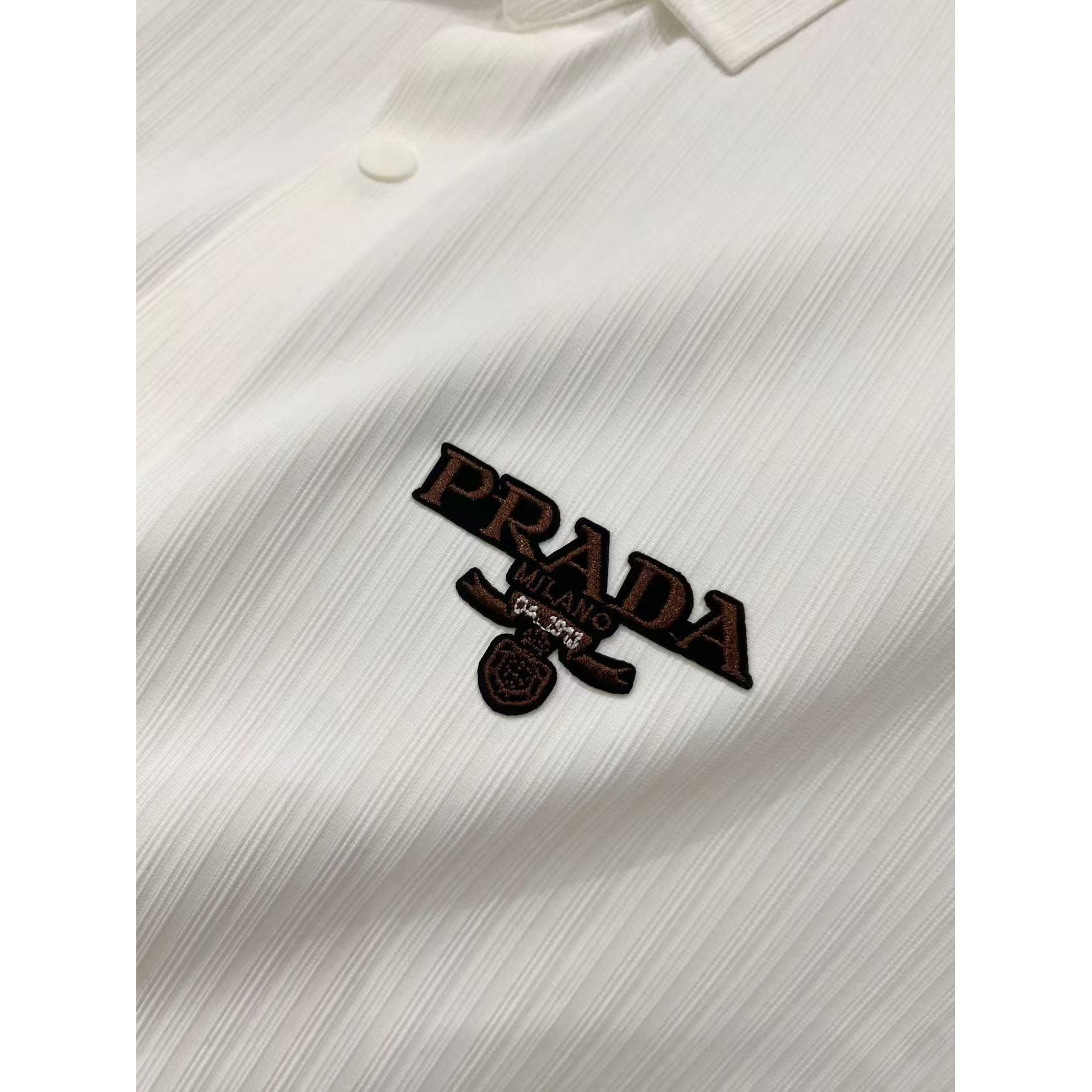 <p>Prada 秋冬长袖Polo(783013)</p>