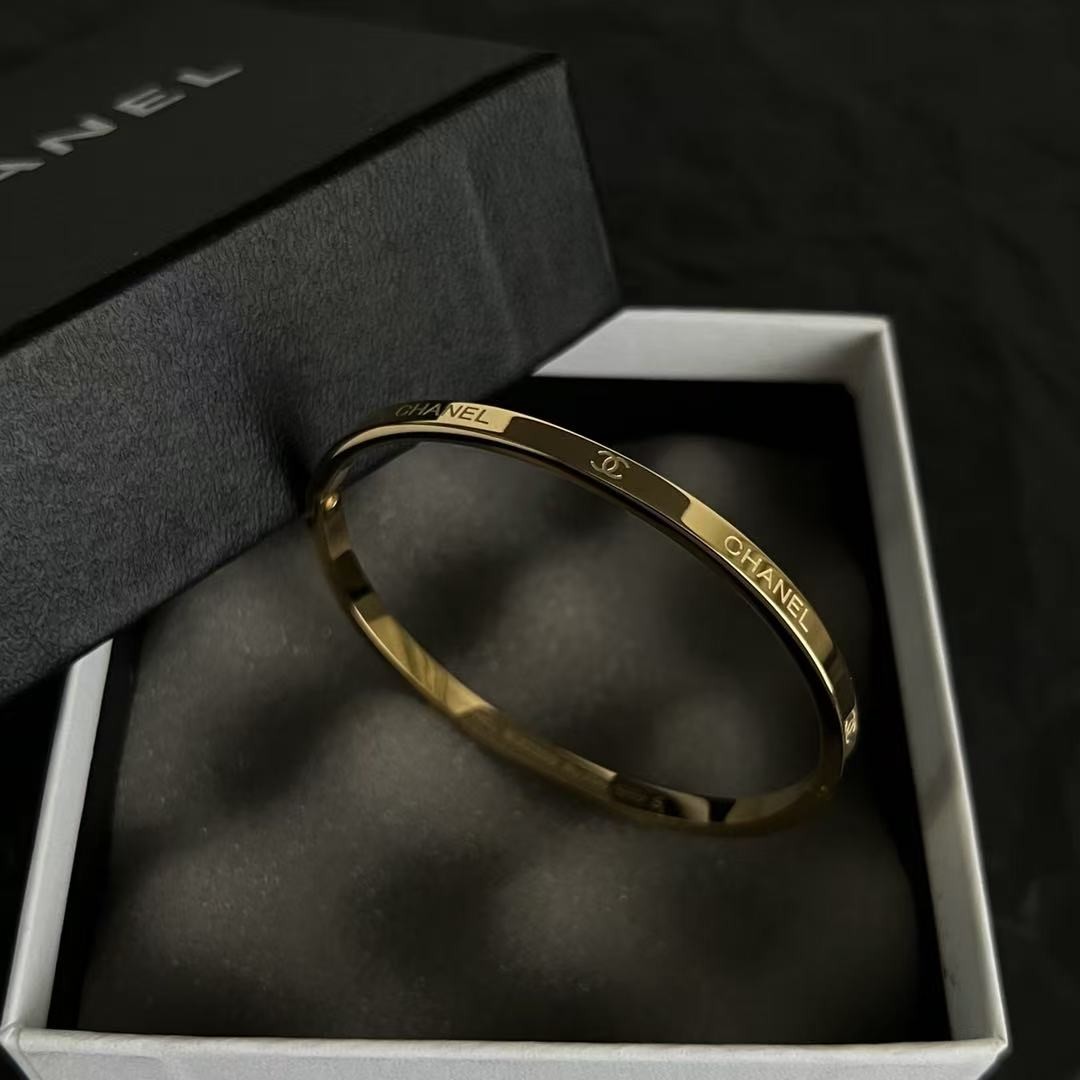 <p>Chanel 中古手镯(金)</p>