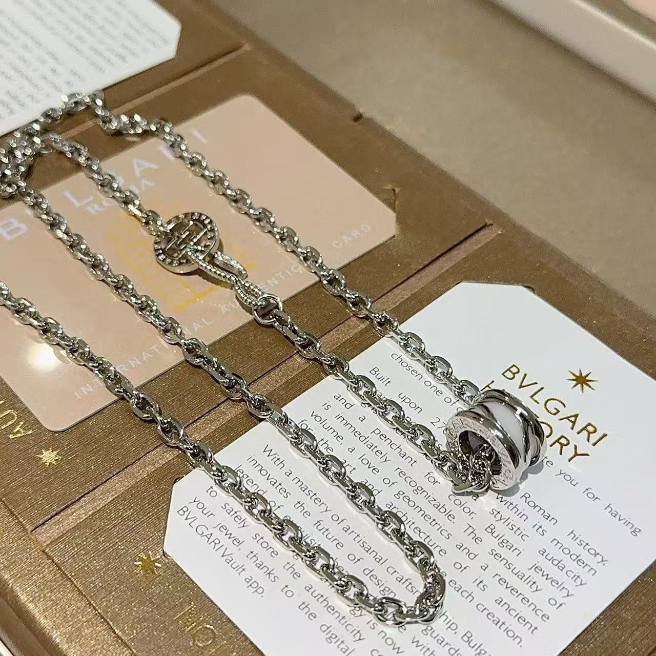 <p>BVLGARI&nbsp;项链</p>