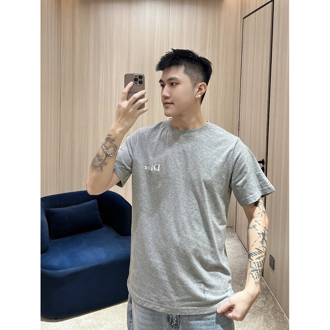 <p>Dior logo刺绣短袖T恤(灰)</p>