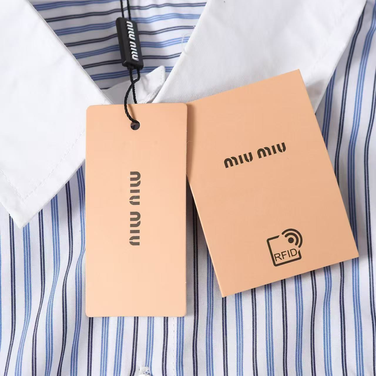 <p>MIU MIU 字母刺绣条纹翻领衬衫(藍)</p>