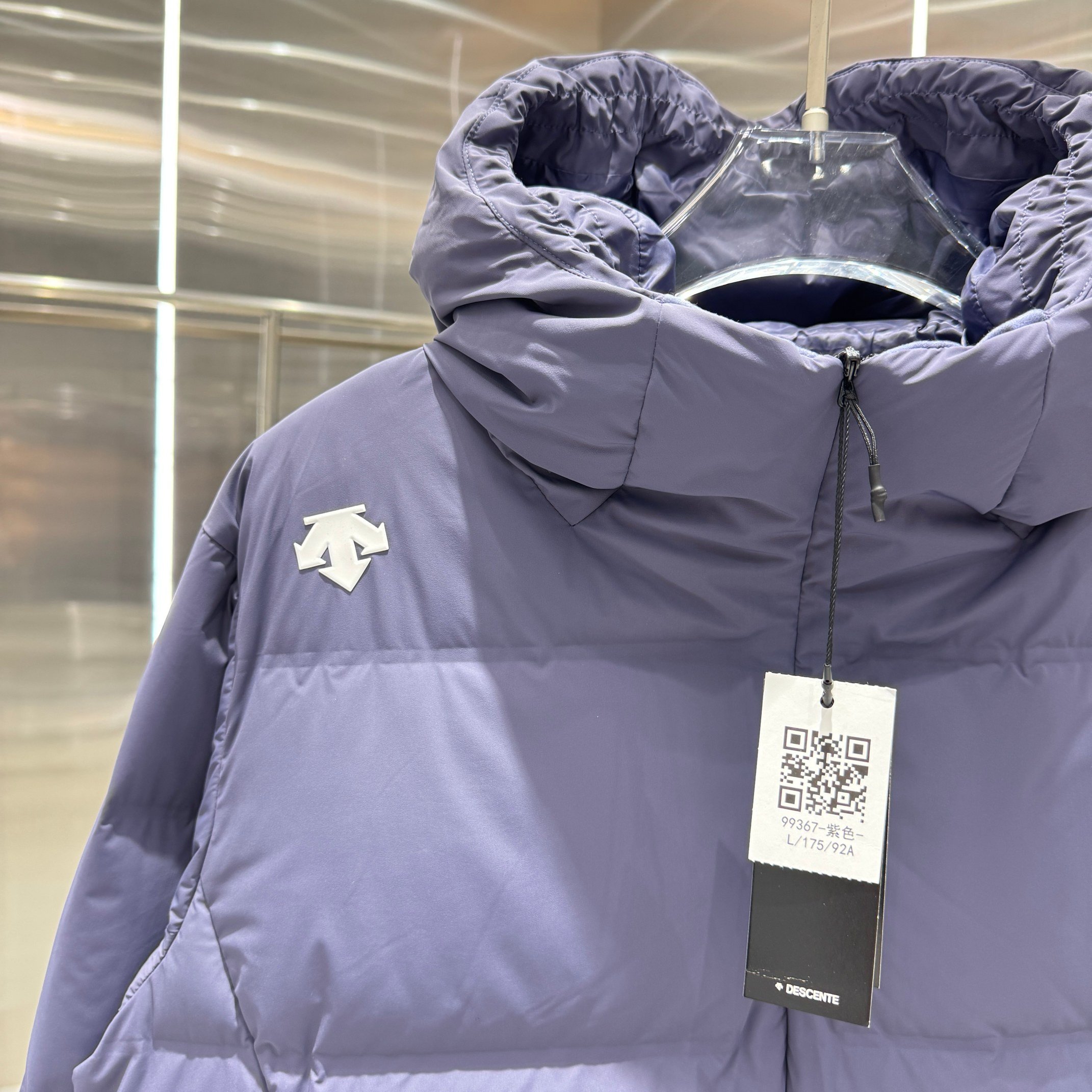 <p>DESCENTE 运动羽绒服</p>