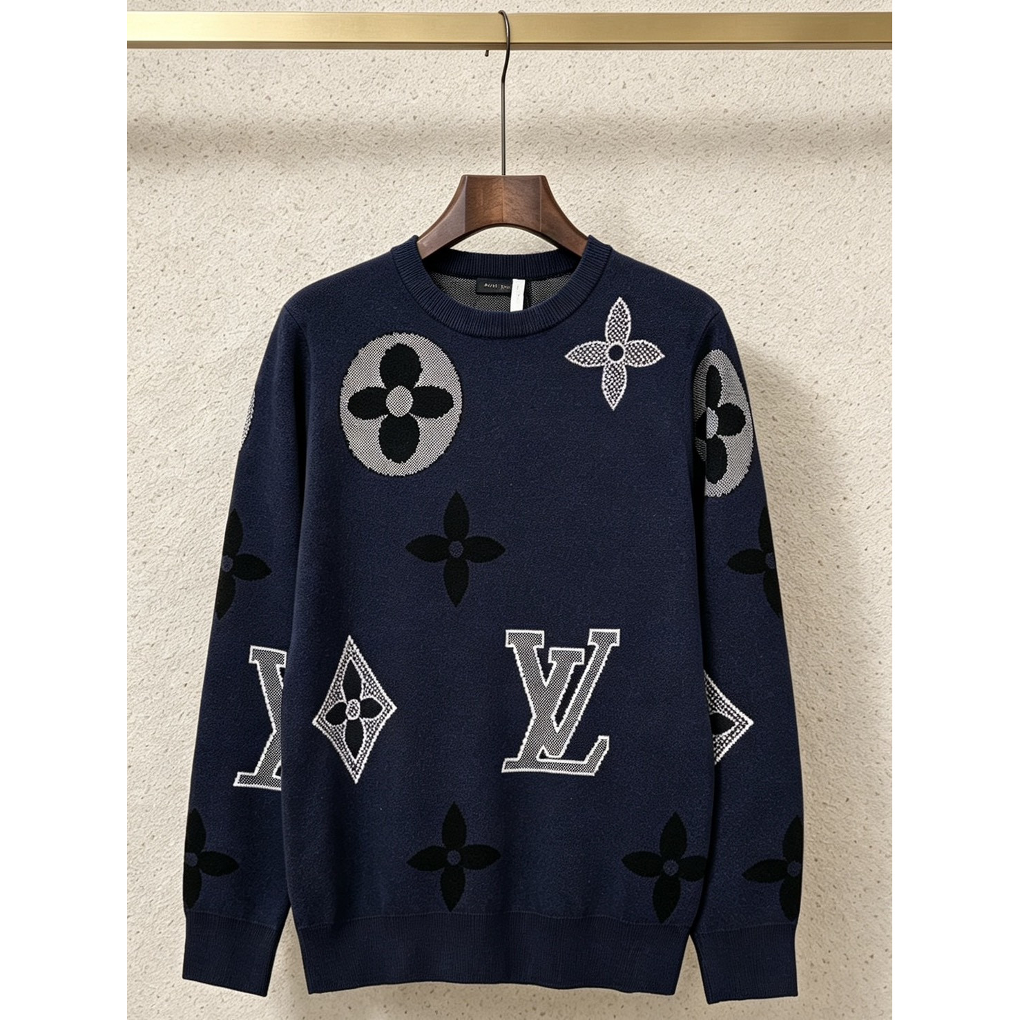 <p>LV&nbsp;嵌花毛织圆领羊毛衫(X21)</p>