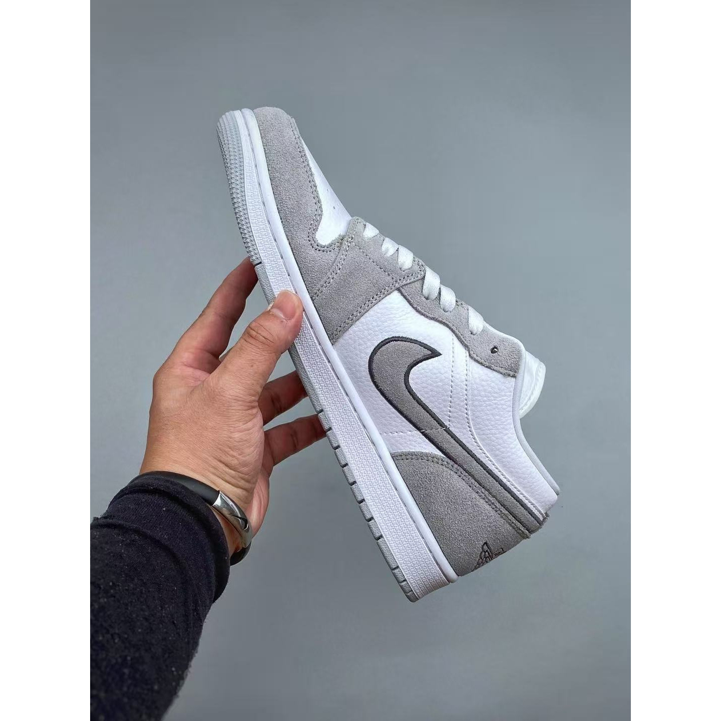 <p>Nike AIR JORDAN 1LOW G &nbsp;AJ1 文化休闲板鞋(灰)&nbsp;</p>