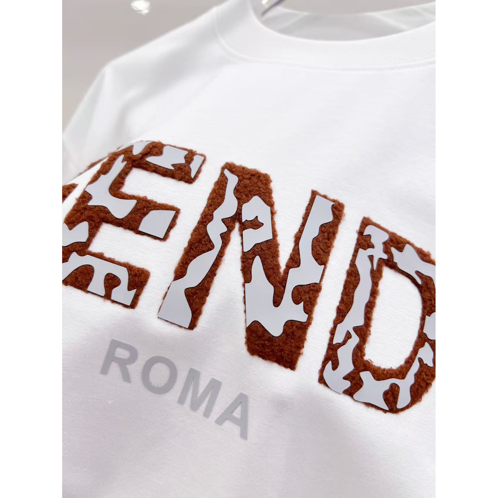<p>FENDI 毛绒厚板字母短袖(白)</p>
