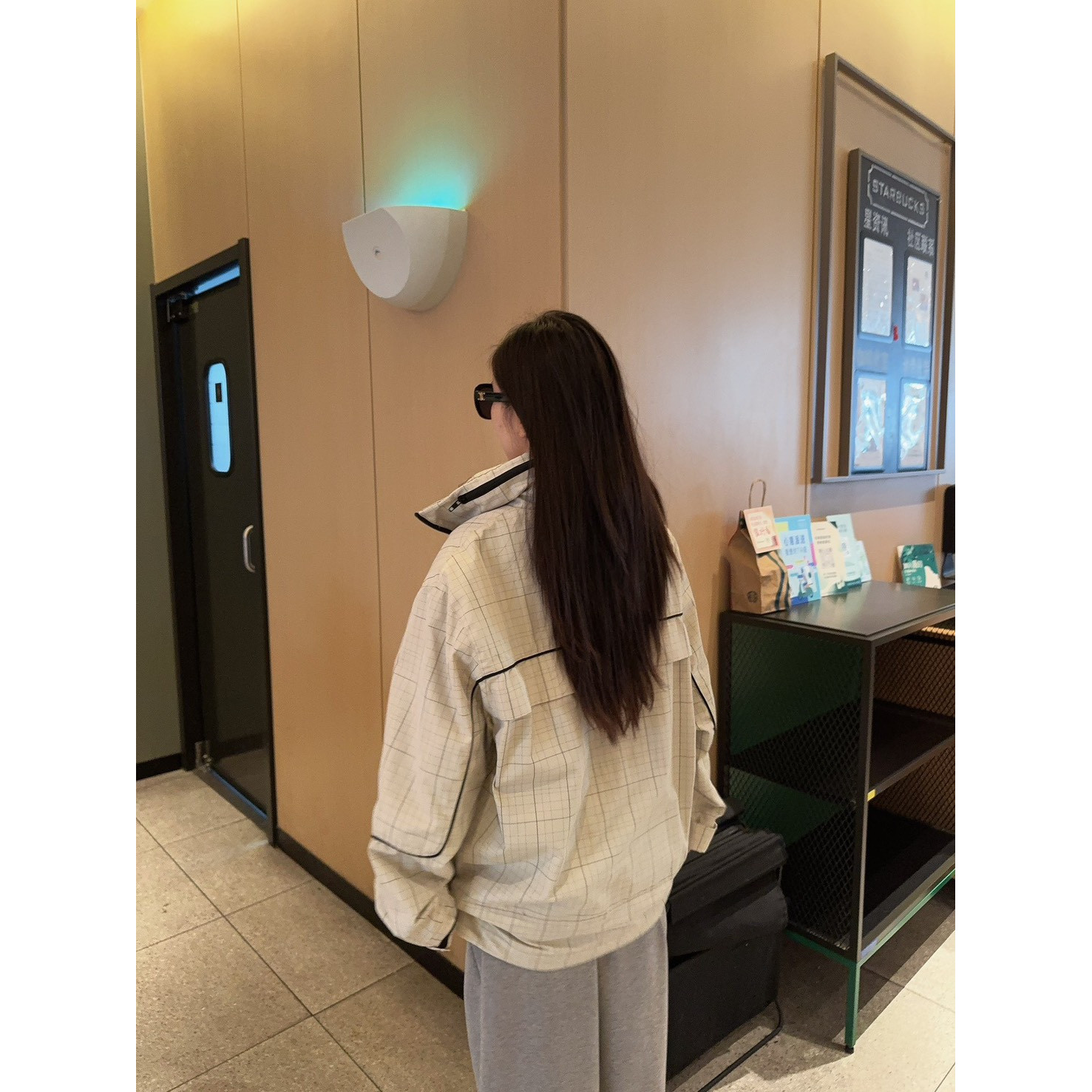 <p>Balenciaga 刺绣立领半拉链格纹夹克外套</p>