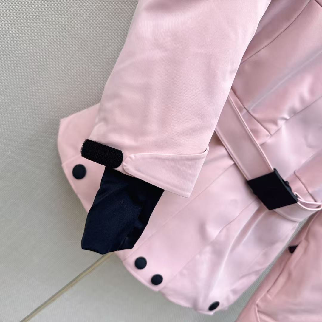 <p>MONCLER 经典Celac短款收腰羽绒滑雪服(粉)</p>