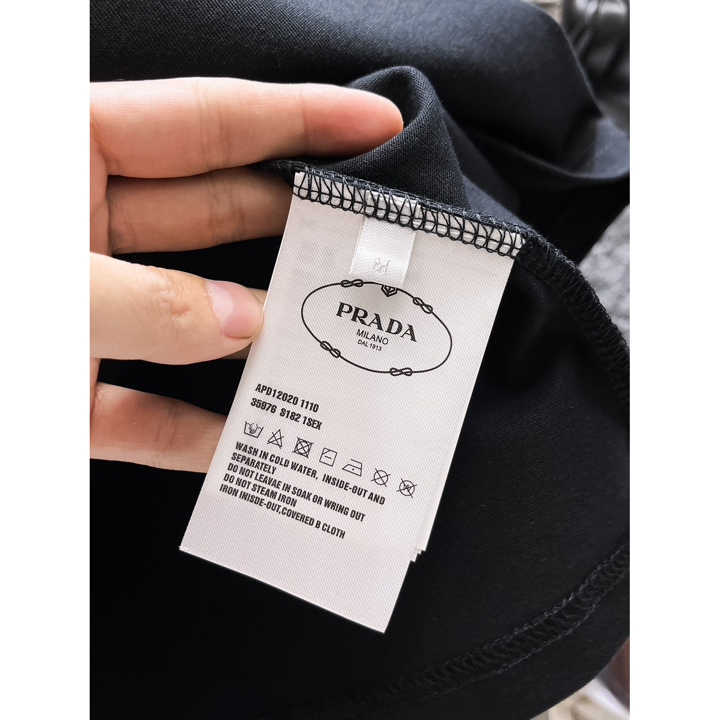 <p>PRADA 长袖T恤(黑)</p>
