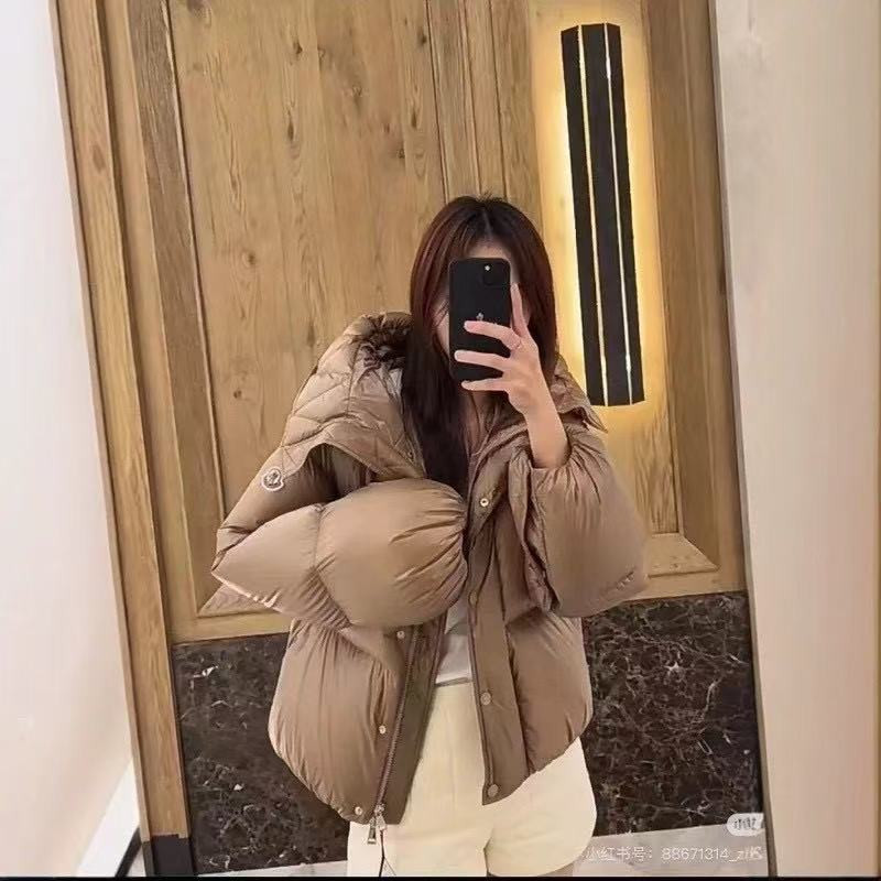 <p>Moncler Borey 女士二合一短款羽绒夹克外套(卡其)</p>