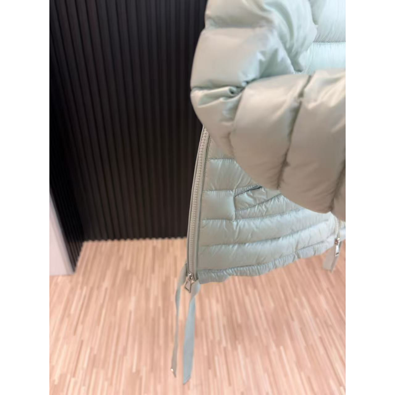<p>MONCLER Aza系列羽绒服(綠)</p>