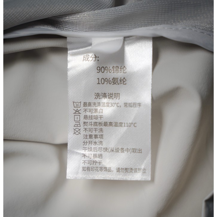 <p>On 男士夏季運動連帽外套(白)</p>