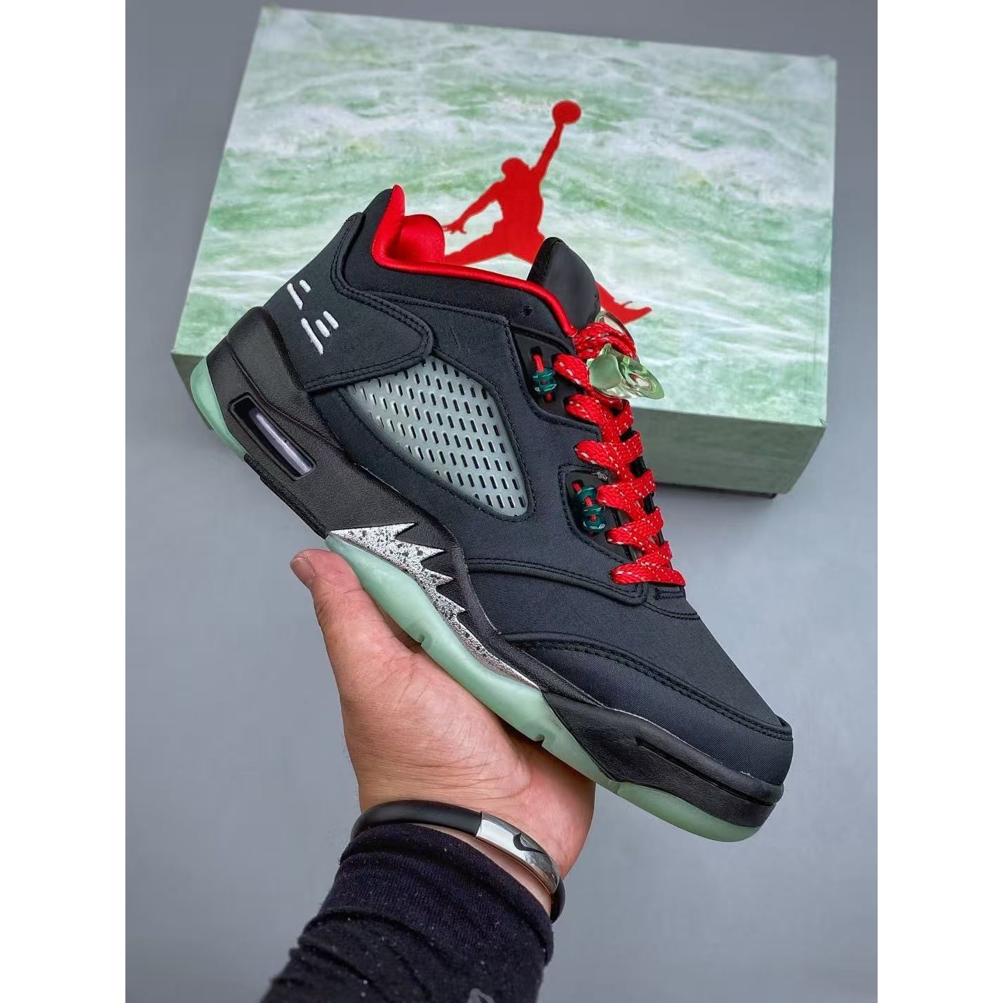 <p>Air Jordan 5 Low Fire Red&nbsp; 篮球鞋(黑)</p>