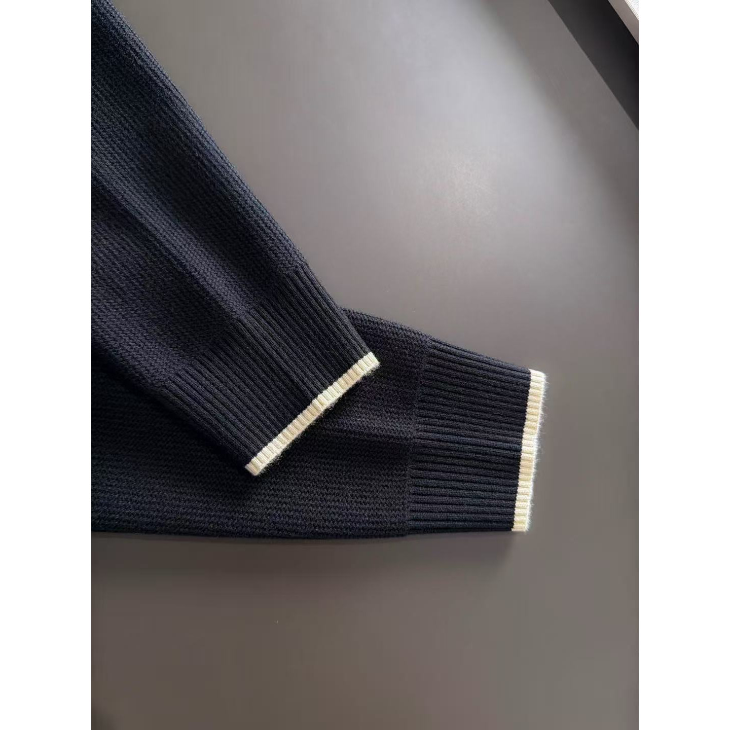 <p>MONCLER&nbsp;秋冬官网最新毛衣(黑)</p>