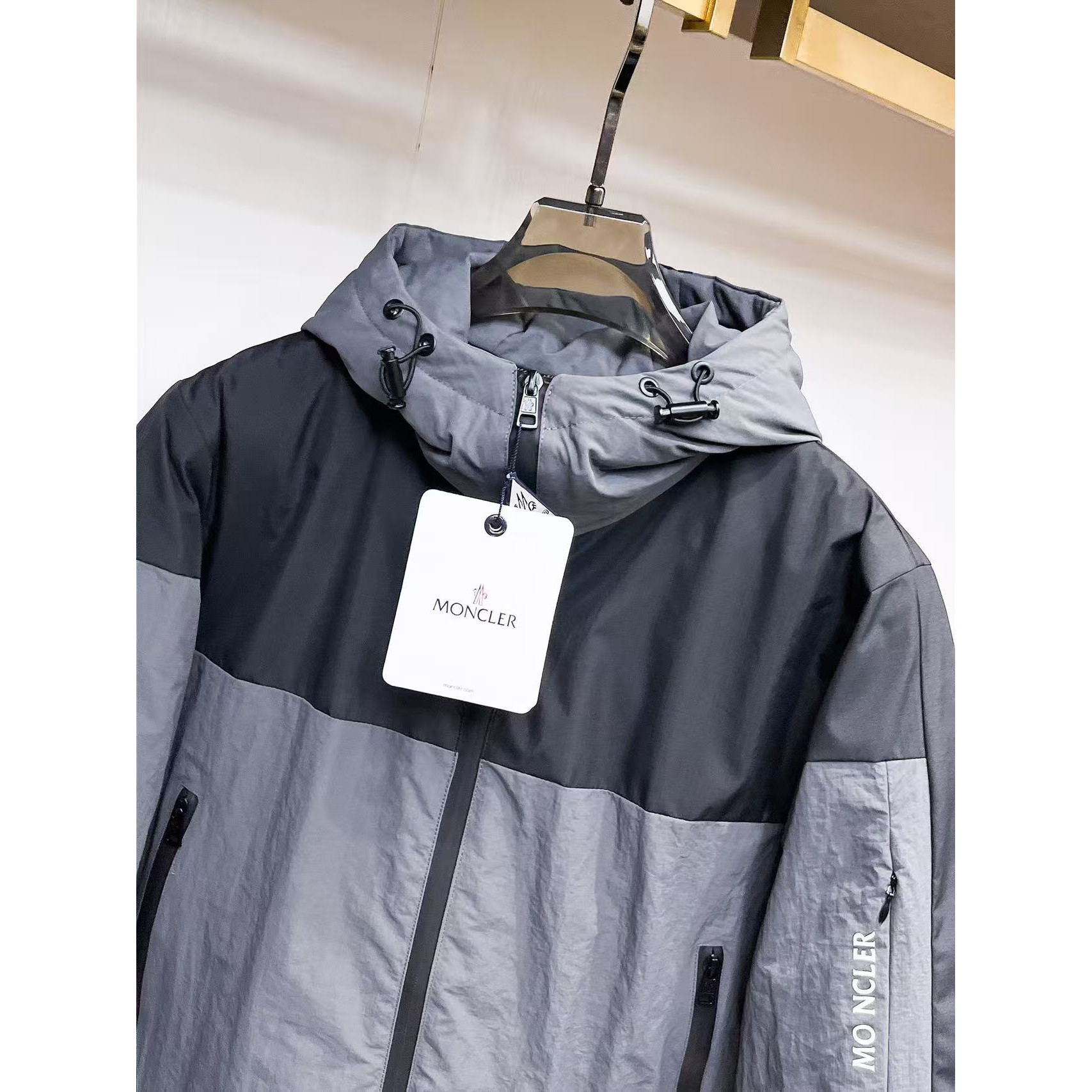 <p>MONCLER&nbsp;秋冬新款羽绒服(灰)</p>