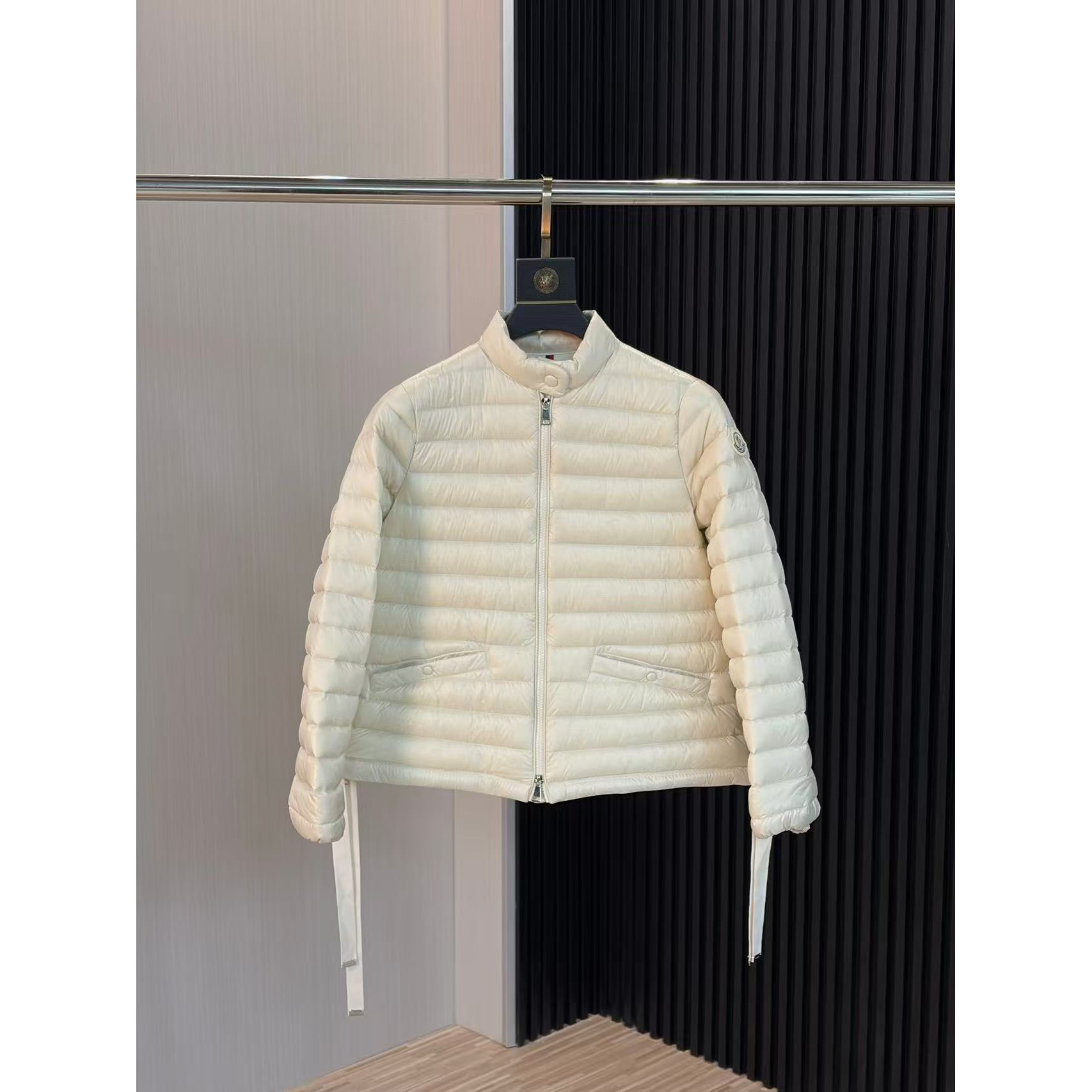 <p>MONCLER Aza系列羽绒服(米白)</p>