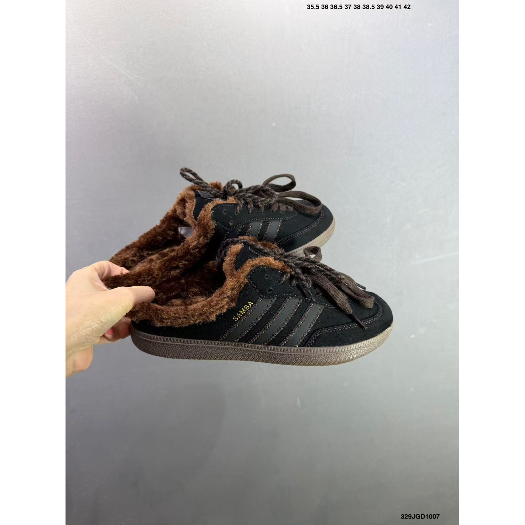 <p>Adidas Originals Samba OG Mule 休闲拖鞋(黑)</p>