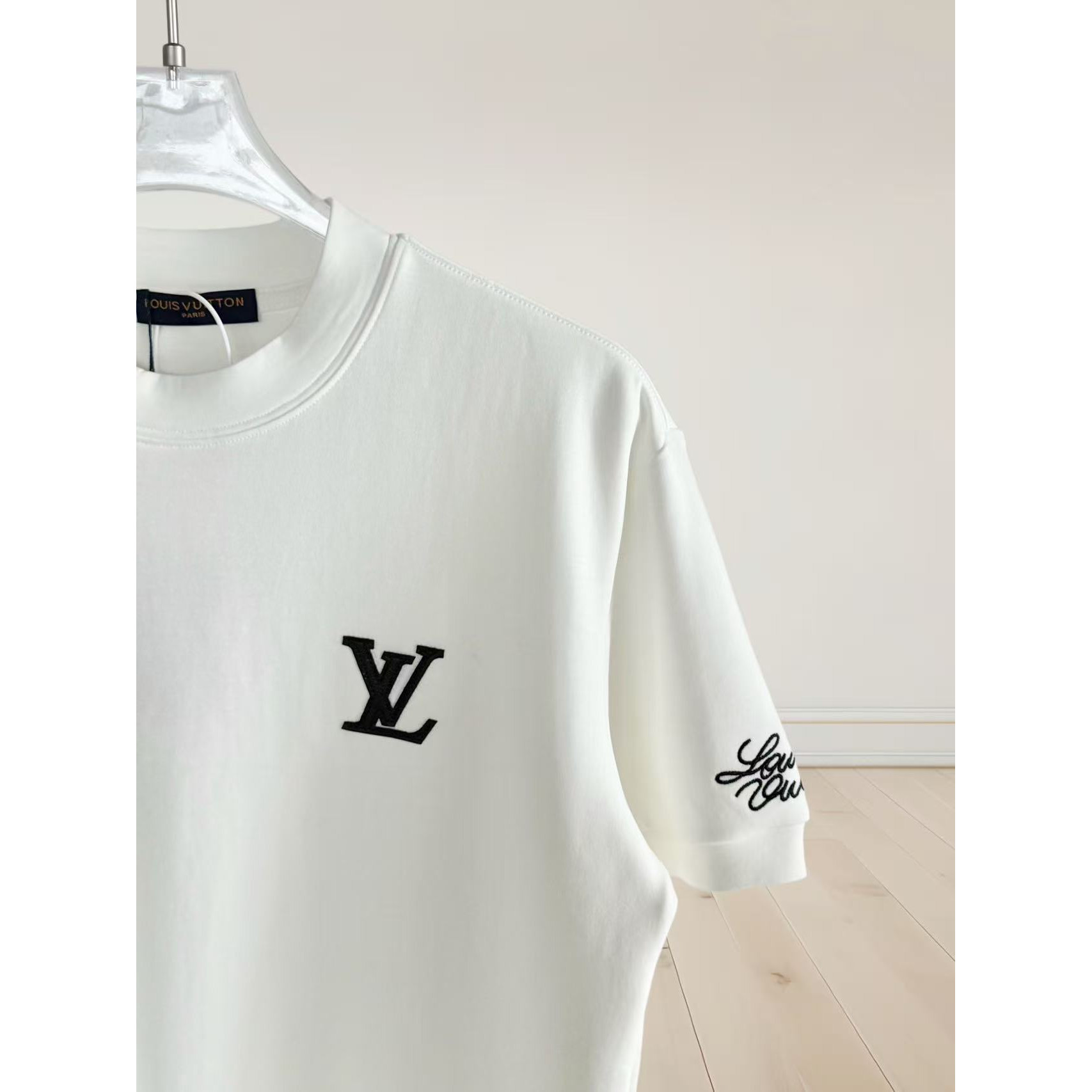 <p>LV 刺绣短袖T恤(白)</p>