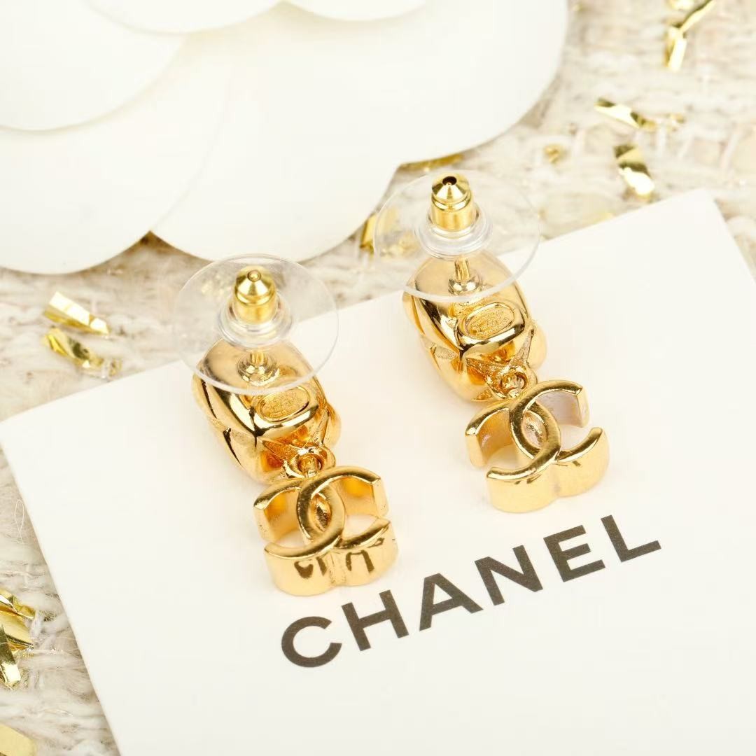 <p>CHANEL&nbsp;菱格双c耳环</p>