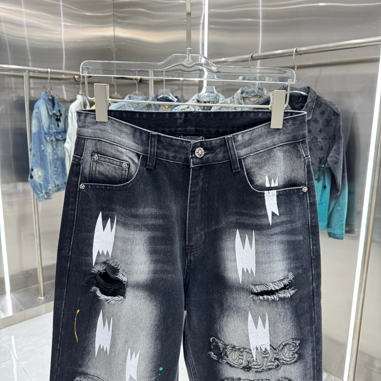 <p>CHROME HEARTS 十字架磨破牛仔裤(黑)</p>