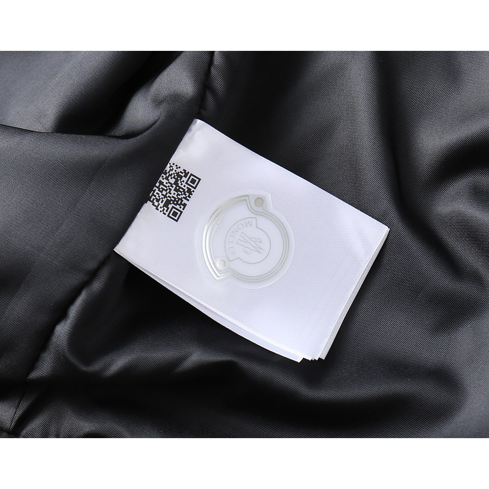 <p>Moncler 新款男士夹克外套<br />
&nbsp;</p>