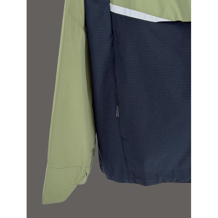 <p>On Weather Jacket Insulated 輕量外套</p>