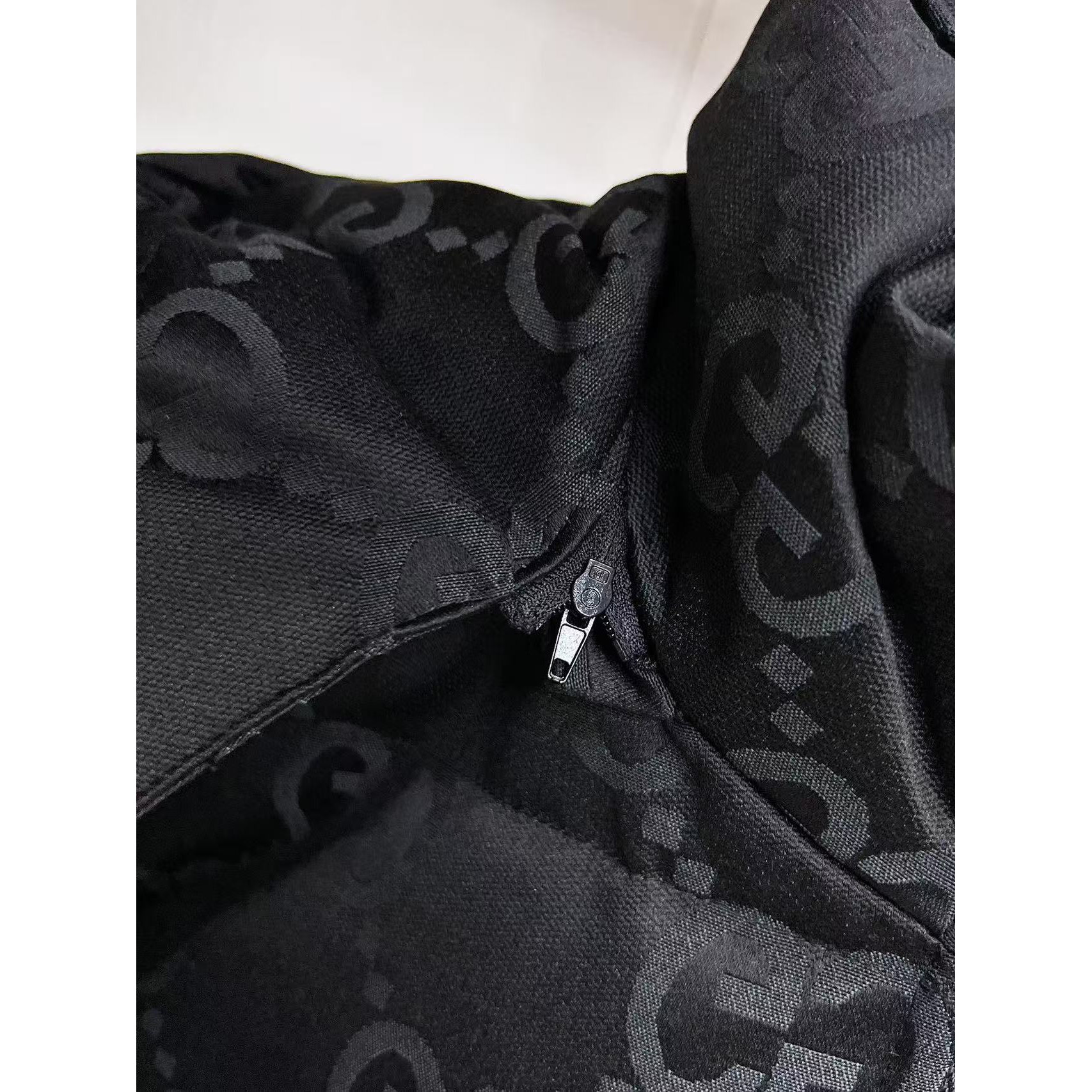 <p>GUCCI 秋冬新款羽绒服(黑)</p>