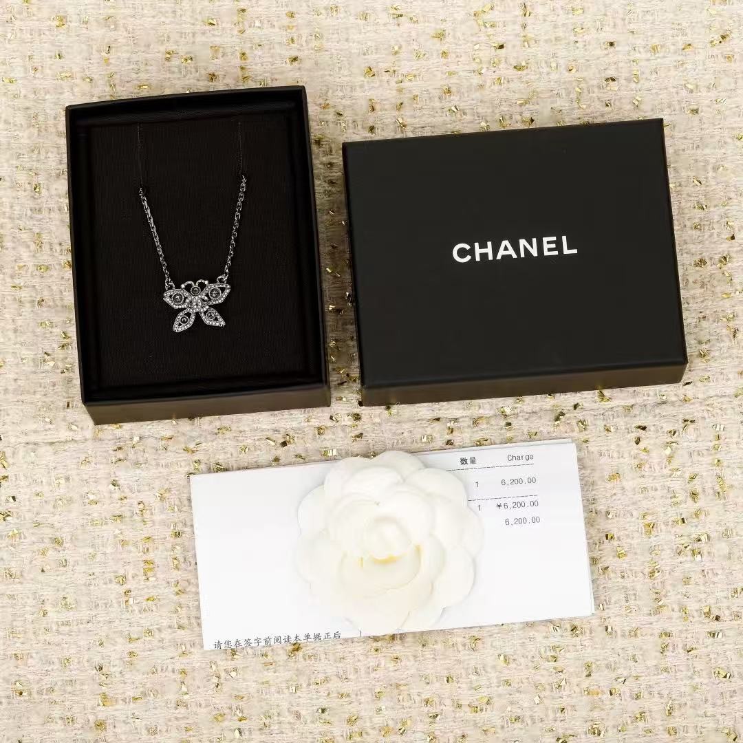 <p>CHANEL&nbsp;镂空蝴蝶双c项链</p>