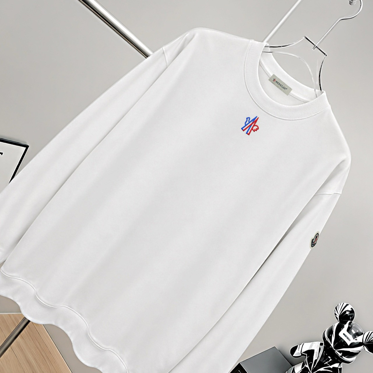 <p>MONCLER logo图案绣花长袖(白)</p>