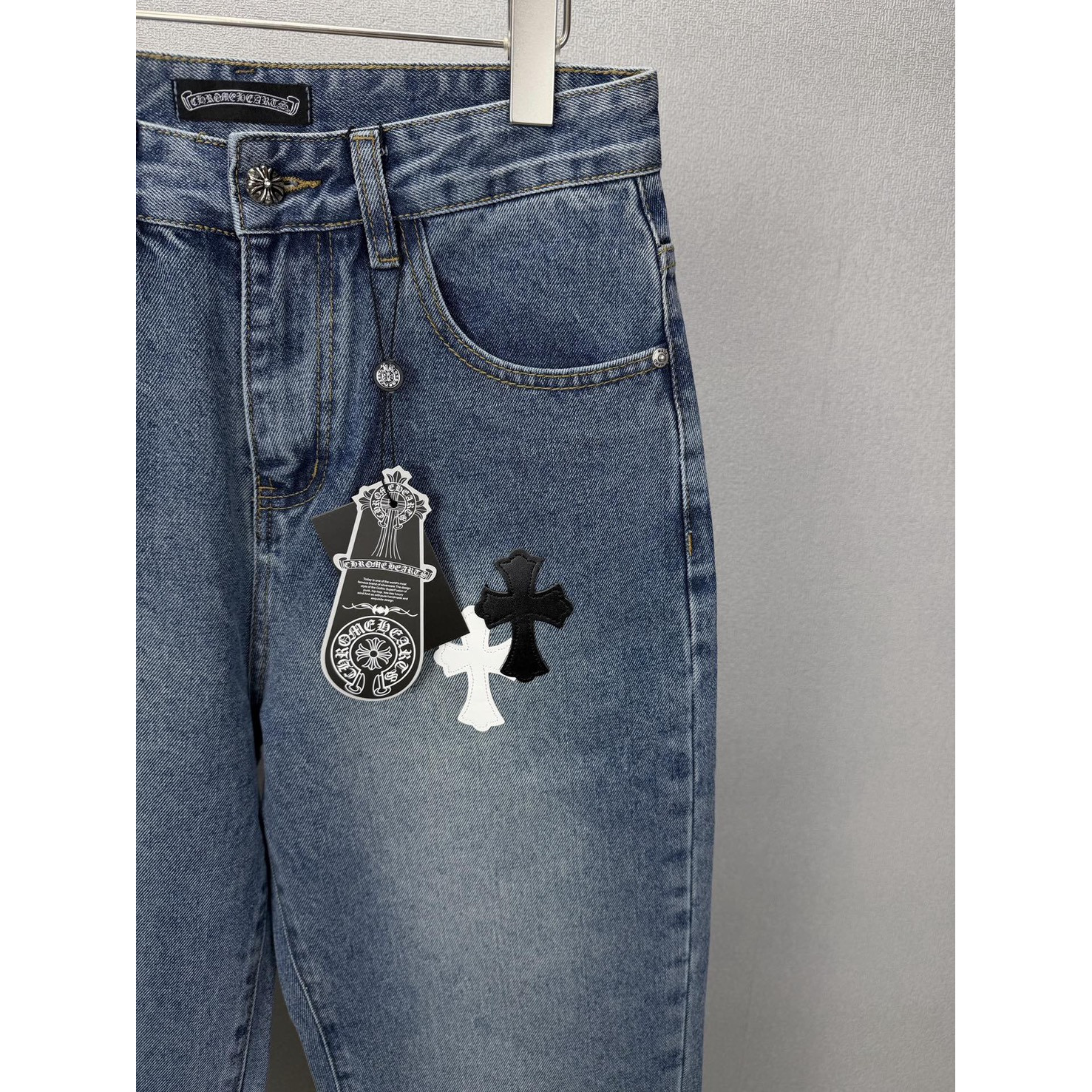 <p>CHROME HEARTS 彩色十字架印花情侣款水洗宽松牛仔裤</p>