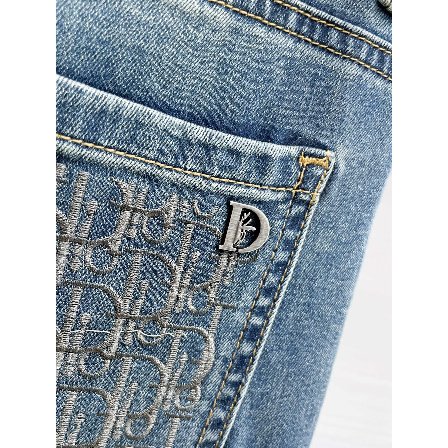 <p>DIOR&nbsp;高端牛仔裤(淺藍)</p>