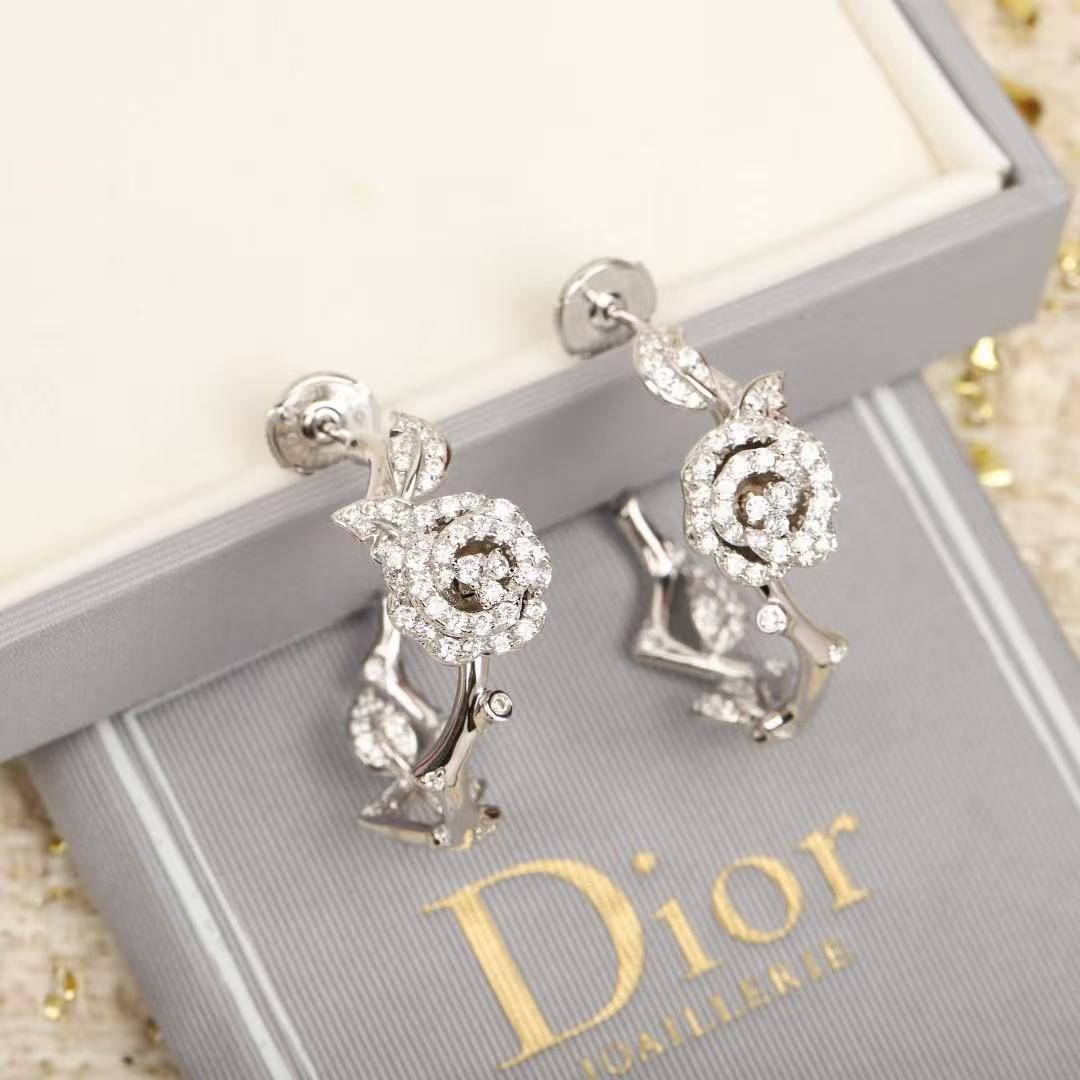 <p>DIOR&nbsp;玫瑰花耳环</p>