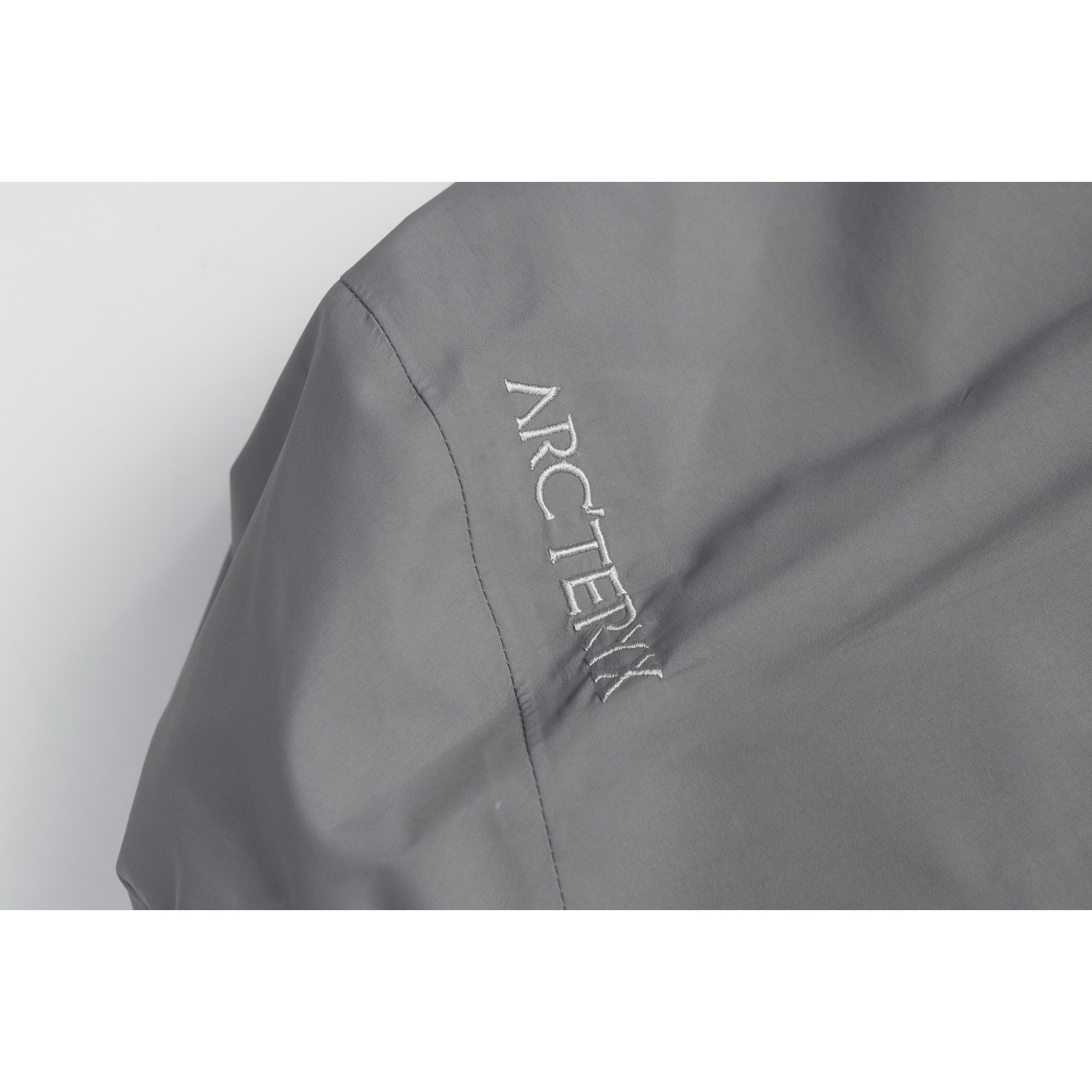 <p>Arc'teryx Bate SL 轻质透气连帽冲锋衣(灰)</p>