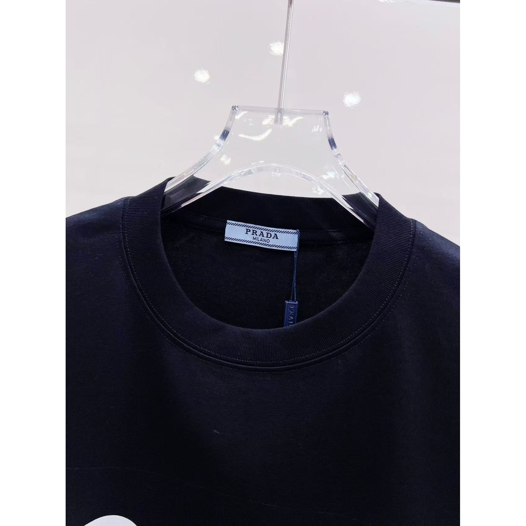 <p>PRADA&nbsp;短袖圆领T恤(黑)</p>