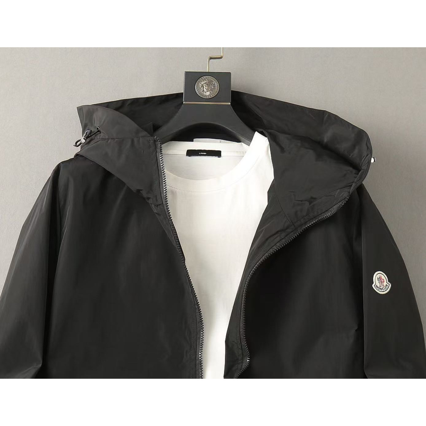 <p>MONCLER&nbsp;男士夹克外套(800807)</p>