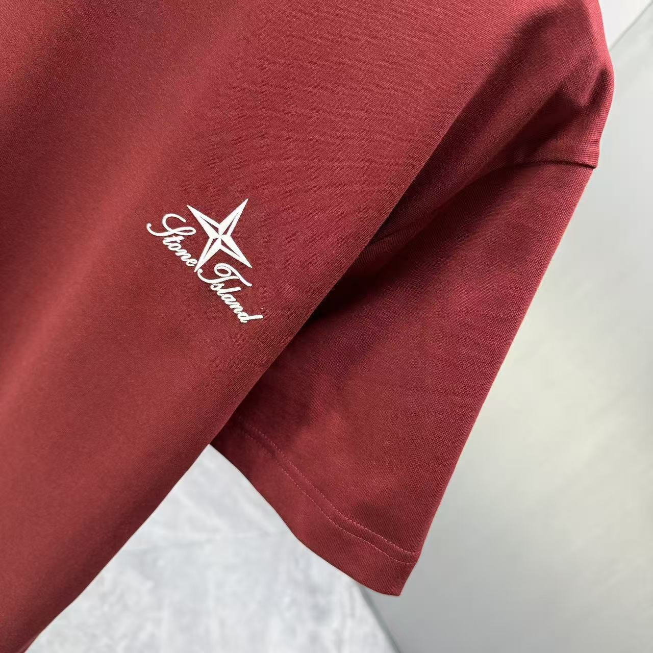 <p>Stone Island 短袖T恤(深紅)</p>