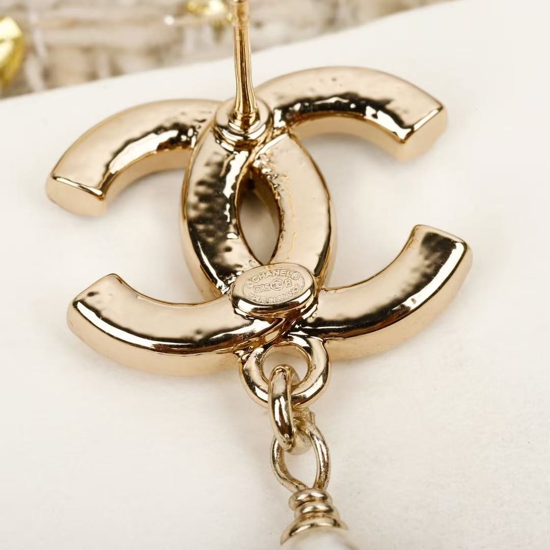 <p>CHANEL&nbsp;黑色珐琅耳钉</p>