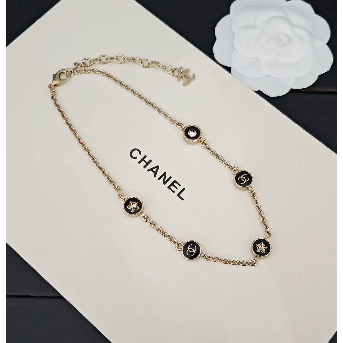 <p>CHANEL&nbsp;圆形黑色项链</p>